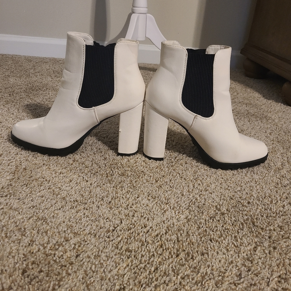 Women White Heel Boots Size 10